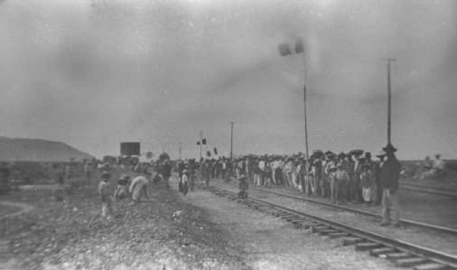 Gente esperando tren